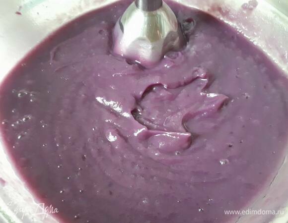 Пюрируйте батат с 300 мл воды, в которой он варился.