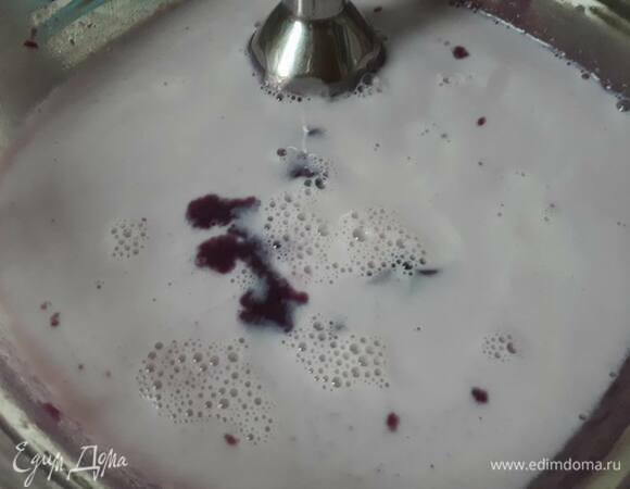 Влейте молоко и хорошо перемешайте.