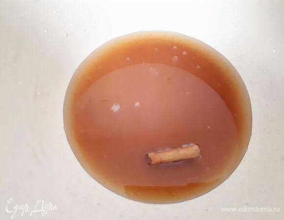 Смешайте сахар с водой, добавьте палочку корицы и прогрейте на среднем огне, пока сахар не растворится.