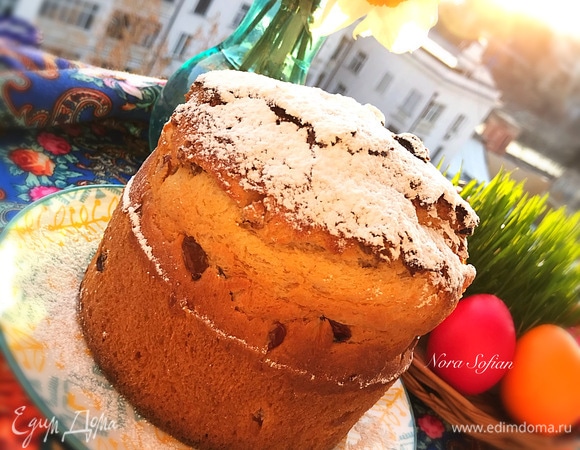 Спустя указанное время отправляем куличи в духовку и выпекаем первые 15 минут при 180°С, а затем уменьшаем температуру до 170°C и выпекаем еще 20–30 минут. Готовность проверяем лучинкой.