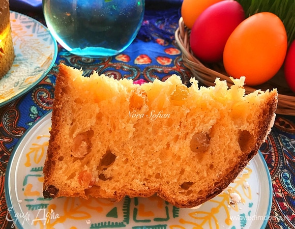 По желанию остывшие куличи можно смазать глазурью, но я в этот раз предпочла просто посыпать их сахарной пудрой.