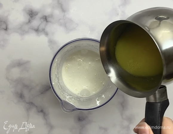 Сливочное масло растопить и немного остудить. Яйцо и сахар взбиваем миксером или венчиком. Затем добавляем остывшее сливочное масло и перемешиваем.