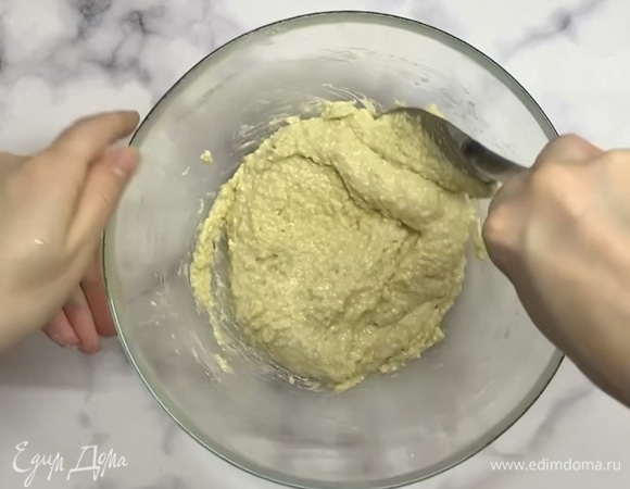 Смешиваем сухие ингредиенты, яичную смесь и кунжут. Тщательно перемешиваем.