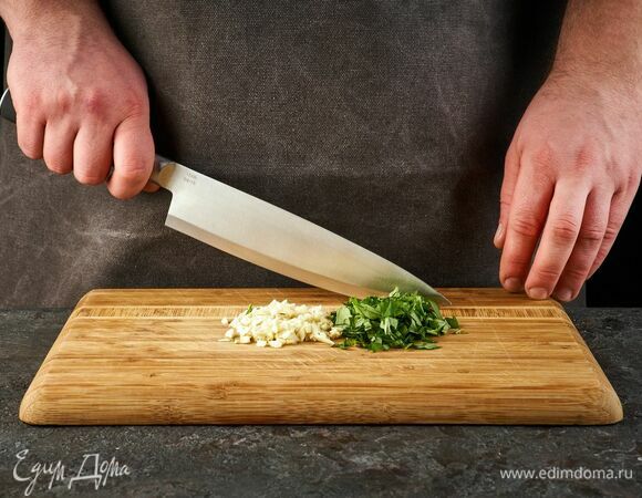 Чеснок, тимьян и базилик мелко порубите.