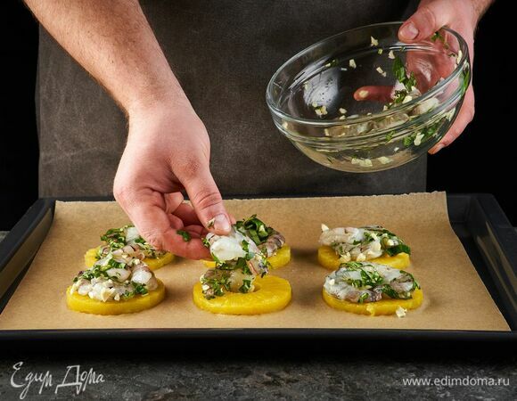 Сверху выложите по три креветки. 