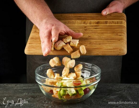 Выложите все в миску, перемешайте. Добавьте печенье, поломанное на мелкие кусочки, и рубленые орехи.