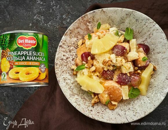 Подавайте, украсив крупными дольками ананаса.