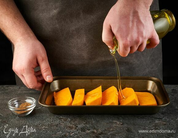 Тыкву нарежьте крупно, сбрызните оливковым маслом, посыпьте мускатным орехом и запекайте в духовке при 180°C около 20 минут.