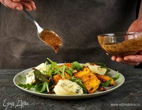 Заправьте салат.