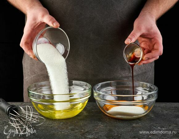 Взбейте белки с половиной сахара до крутых пиков. Желтки взбейте с другой половиной сахара и ванильным экстрактом.