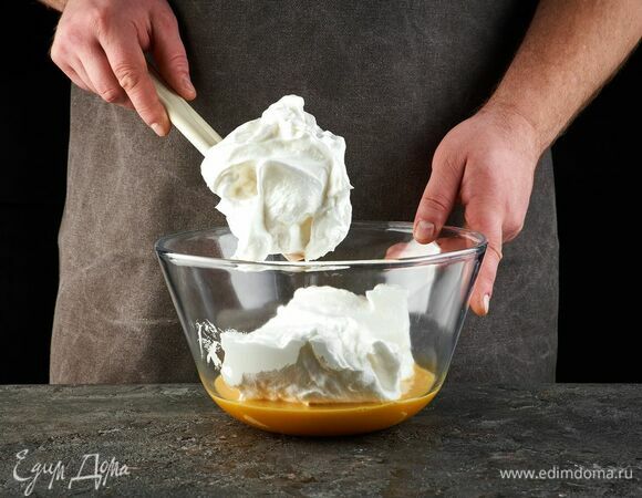 Взбитые белки аккуратно добавьте в желтки и перемешайте.