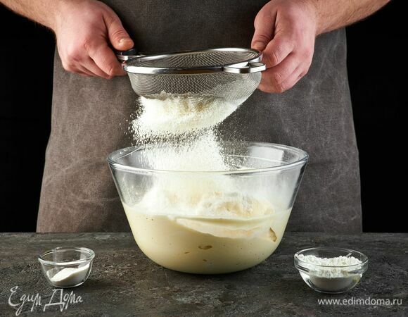 Муку, крахмал и разрыхлитель просейте и добавьте к яйцам.