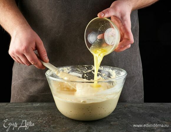 Добавьте растопленное сливочное масло.