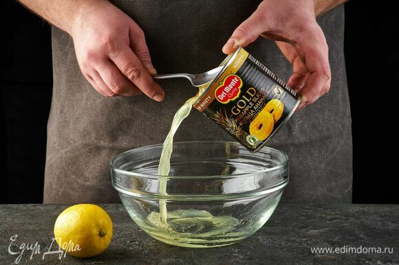 Приготовьте пропитку. С ананасов Del Monte Gold слейте сок в отдельную миску. Соедините 5 ст. л. ананасового сока с 2 ст. л. лимонного сока, перемешайте. Пропитка готова.
