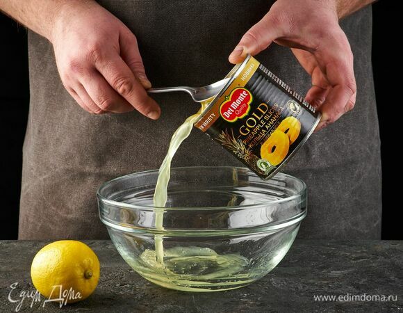 Приготовьте пропитку. С ананасов Del Monte Gold слейте сок в отдельную миску. Соедините 5 ст. л. ананасового сока с 2 ст. л. лимонного сока, перемешайте. Пропитка готова.