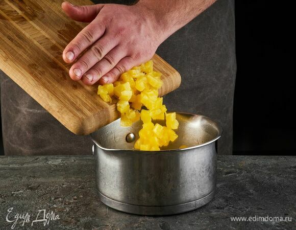 Добавьте кубики ананаса в остывший сироп.