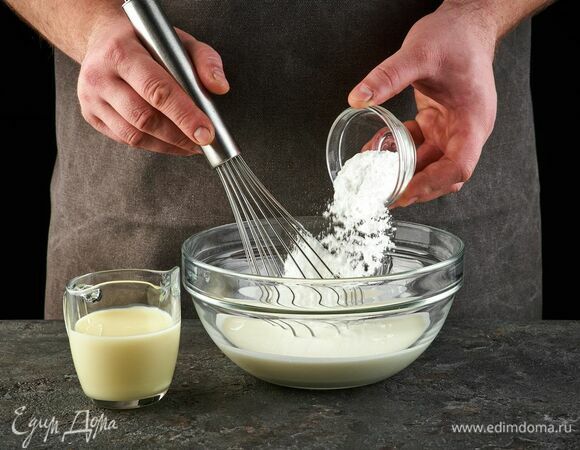 Займитесь кремом. Сливки взбейте с сахарной пудрой до густоты, затем добавьте сгущенное молоко и еще раз взбейте.