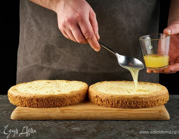 Каждый корж смочите пропиткой.