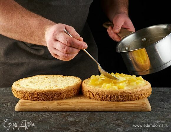 Выложите ананасовую начинку.