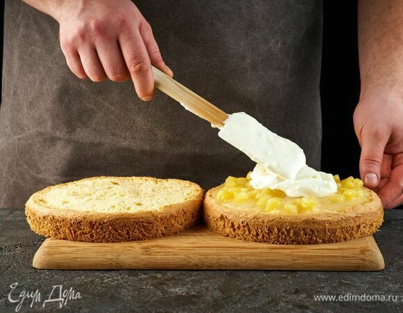 Выложите крем.