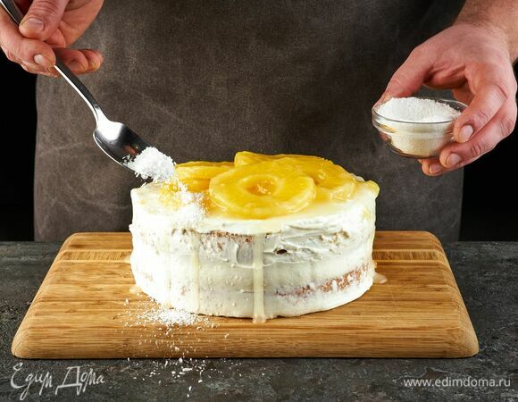 Посыпьте кокосовой стружкой. Поставьте в холодильник на 4 часа или на ночь.