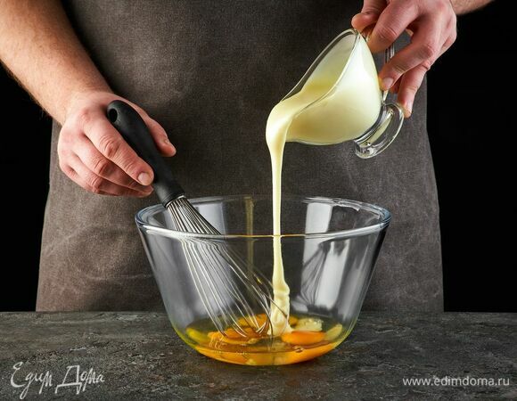 Сгущенное молоко взбейте миксером с яйцами.