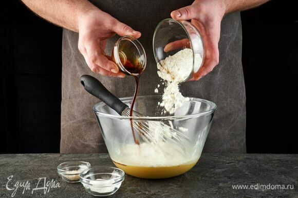 Соедините муку, ванильный экстракт, соль и разрыхлитель. Частями введите в яичную смесь, продолжая взбивать.