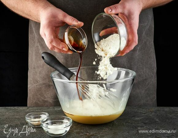 Соедините муку, ванильный экстракт, соль и разрыхлитель. Частями введите в яичную смесь, продолжая взбивать.