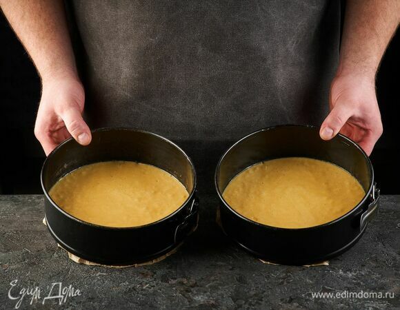 Две формы диаметром 22 см застелите пергаментом. В каждую форму аккуратно влейте тесто. Разогрейте духовку до 210°C и выпекайте коржи в течение 8 минут. Затем остудите, тесто получится очень нежным.