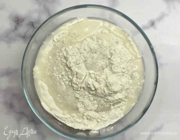 Просеиваем муку, добавляем соль и дрожжи. Хорошо перемешиваем. Добавляем воду комнатной температуры и перемешиваем ложкой. Немного можно вымесить руками, но это необязательно. В процессе брожения тесто само станет однородным.