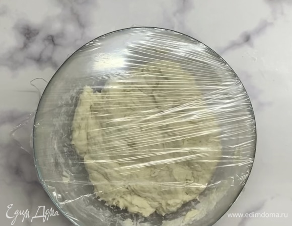 Накрываем миску пленкой и оставляем при комнатной температуре на 12–15 часов для брожения. Это самая важная часть, которую нельзя пропустить.