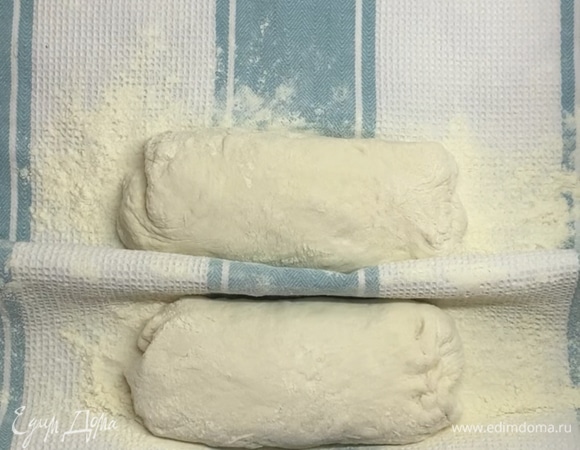Берем вафельное или льняное полотенце, густо пересыпаем мукой и перекладываем тесто, немного растягивая его. Накрываем полотенцем и оставляем на 1 час.