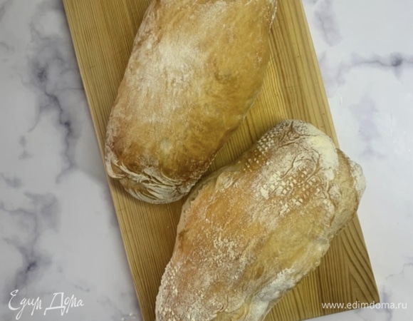 Выпекаем в духовке 30–35 минут. Когда хлеб готов, даем ему остыть в течение 20–30 минут, и можем наслаждаться. Приятного аппетита!