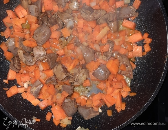 Печень залить молоком (150 мл), оставить на 30 минут. Лук, морковь нарезать кубиком, печень — небольшими кусочками. Выложить на сковороду сливочное масло и тушить все ингредиенты, добавив соль и перец по вкусу, 20 минут.