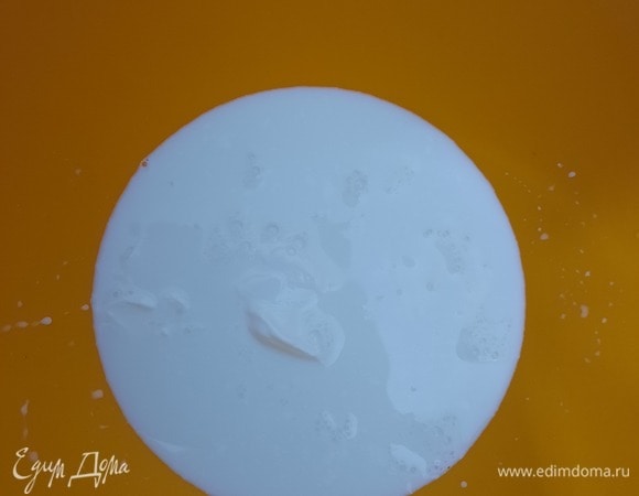 Молоко (150 мл), сметану и яйца смешать.