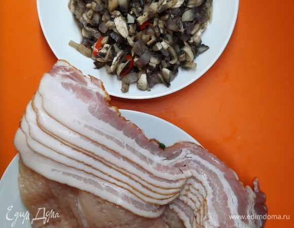 Нарезать мелко лук, чеснок, перец, растопить на сковороде кокосовое масло, обжарить в течение 2–3 минут. Добавить нарезанные кубиком шампиньоны и тушить 10 минут с солью и перцем.