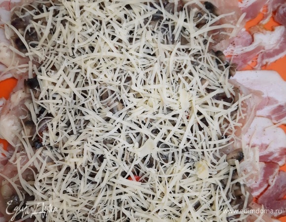 Далее — шампиньоны и натертый сыр.