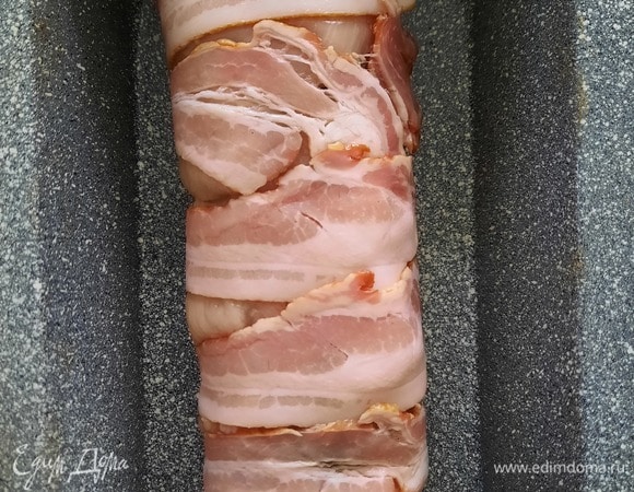 Сформировать рулет и выложить в форму для запекания. Форму закрыть фольгой и сделать дырочки на ней. Запекать в духовке 30 минут при 180°C.