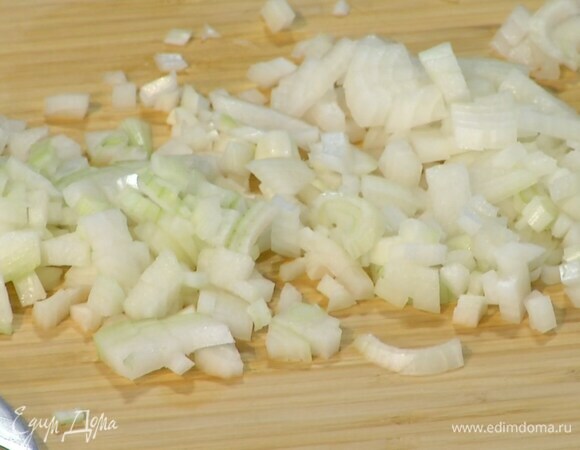 Весь лук и чеснок почистить и мелко порубить.