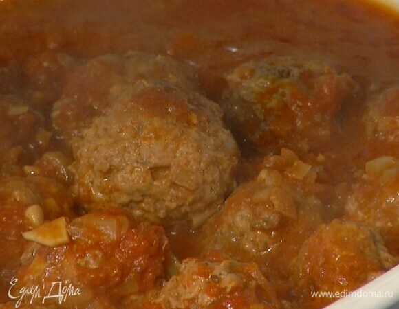Сформировать из фарша небольшие шарики, выложить их в томатный соус, накрыть крышкой и готовить на среднем огне 20 минут.
