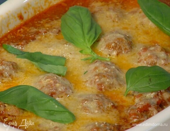 Готовые митболы украсить листьями базилика.