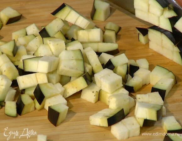 Баклажан нарезать маленькими кубиками.