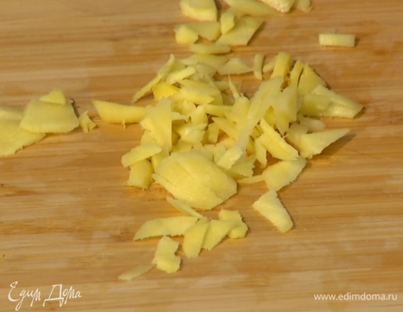 Корень имбиря почистить и мелко порубить (должна получиться 1 ч. ложка), затем добавить в сковороду и перемешать.