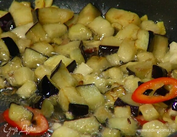 Перец чили и зеленый лук тонко нарезать, отправить в сковороду с овощами, все посолить и поперчить.