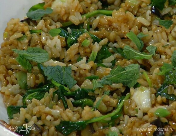 Мяту порвать руками и посыпать готовый рис.