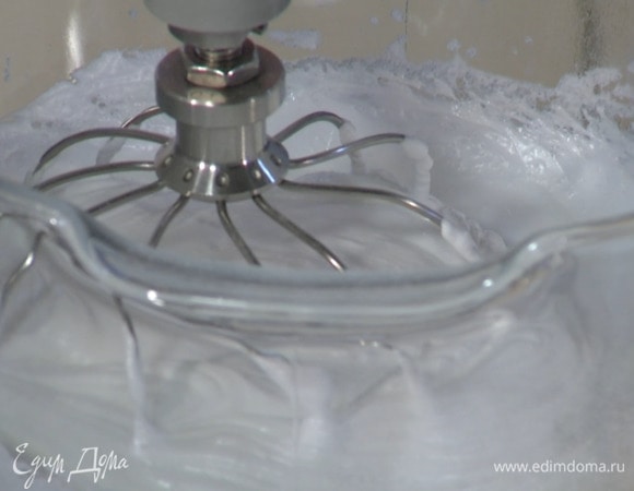 Яичные белки поместить в чашу комбайна и взбивать на высокой скорости. Как только пена станет более плотной, понемногу всыпать соль и сахар.