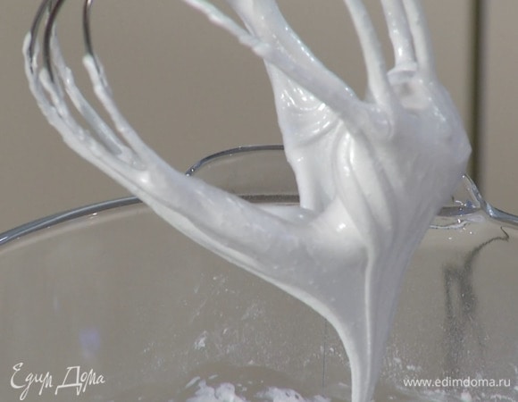 Выключить комбайн, всыпать крахмал, затем взбить все в гладкую плотную массу.