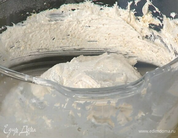 Подсушенный фундук измельчить в муку, всыпать во взбитые белки и перемешать.