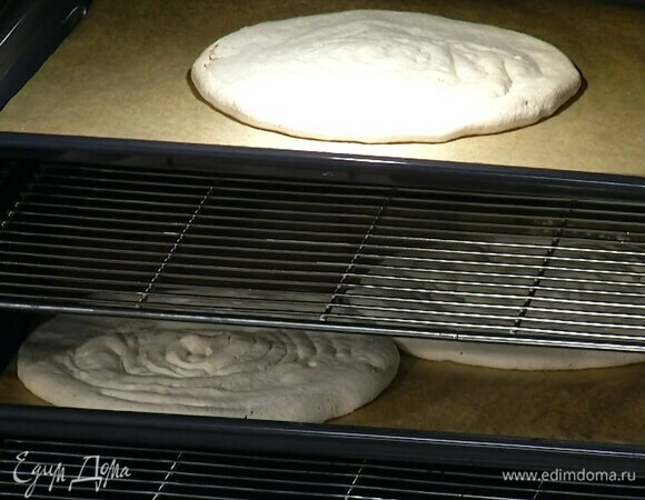 Выпекать коржи в разогретой духовке 25–30 минут, затем остудить.