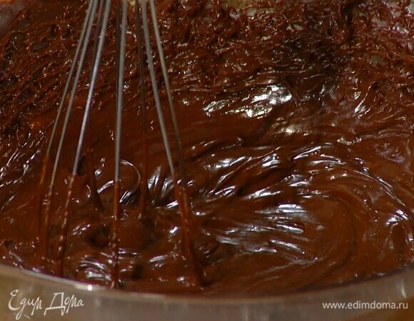 Приготовить крем: шоколад поломать небольшими кусочками и выложить в небольшую кастрюлю, влить 200 мл сливок и растопить все на водяной бане, затем немного остудить и взбить блендером с насадкой-венчиком, влить оставшиеся сливки и взбить так, чтобы получился легкий крем.